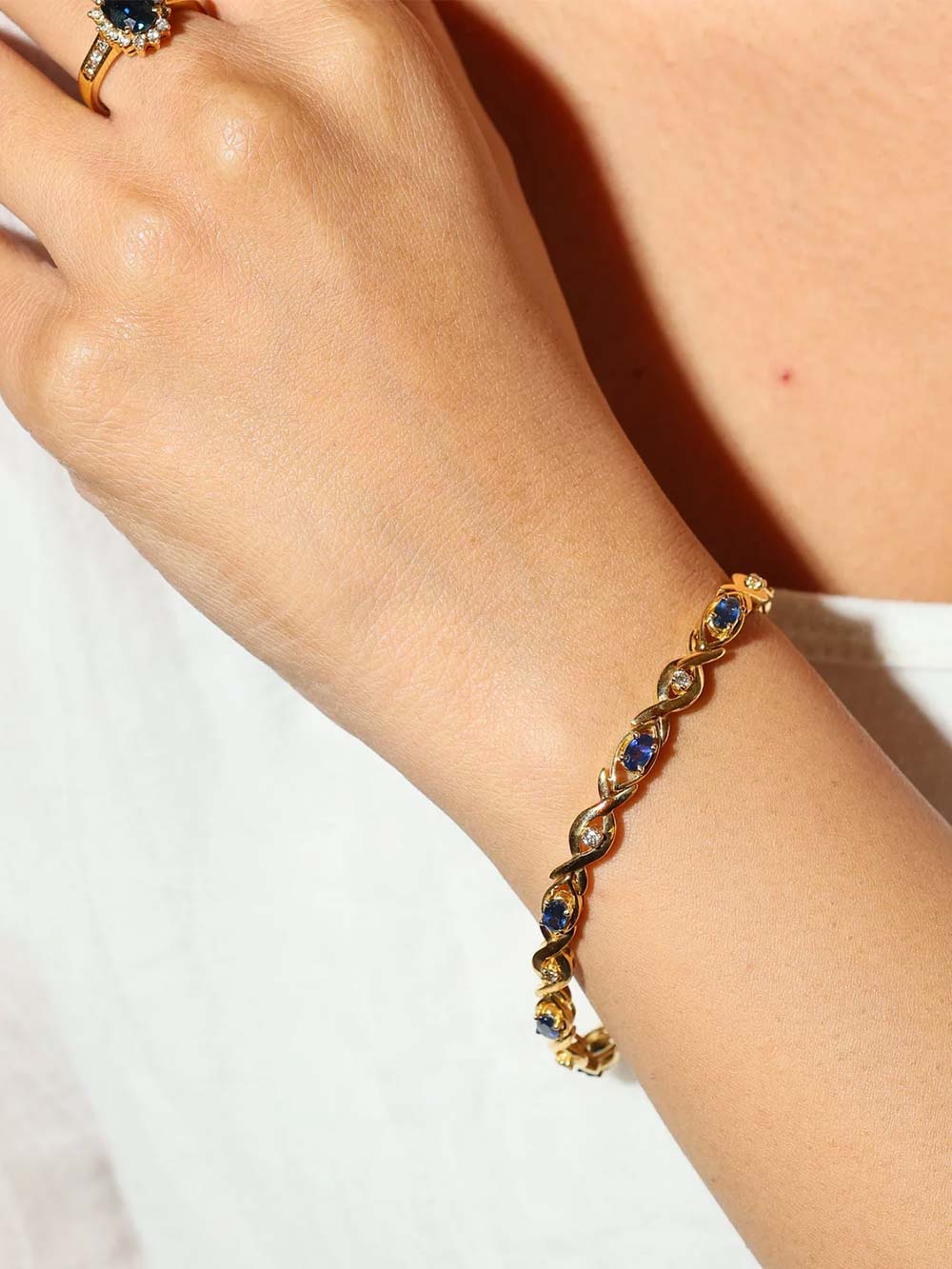 Ceylon Blue Sapphire Bracelet Set in Gold