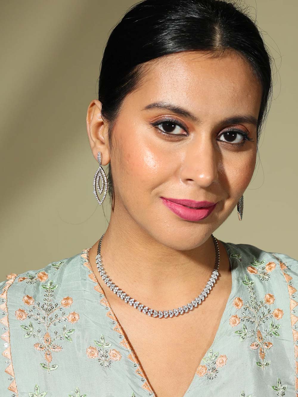 Diamond Leaf Necklace – Nature’s Sparkle