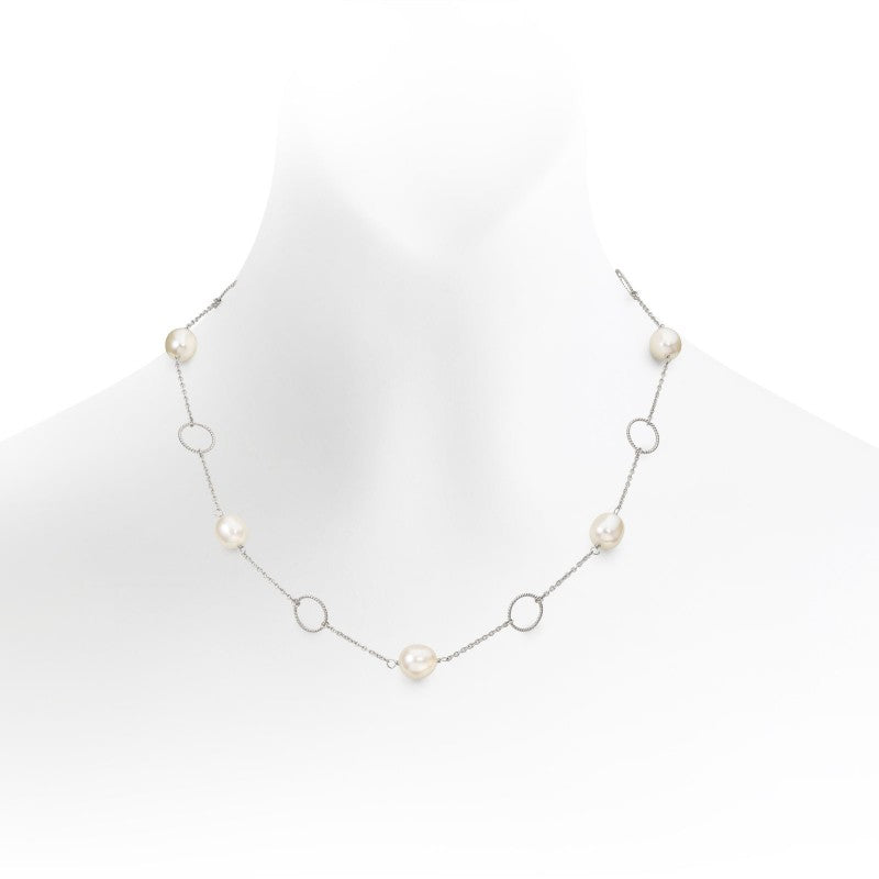 Freshwater pearl in chain necklace