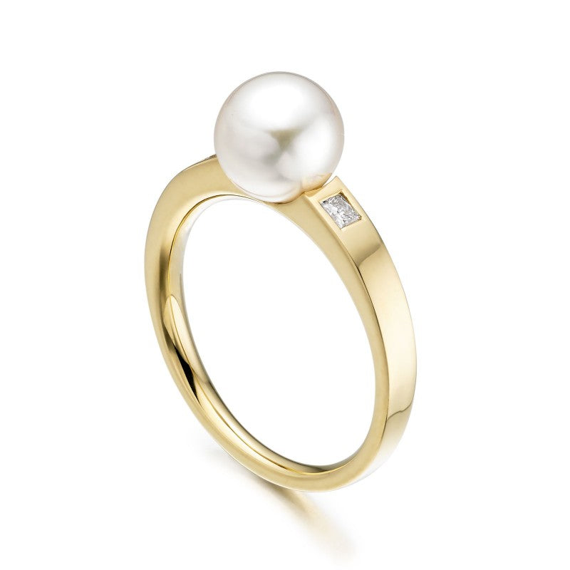 Freshwater Pearl ring with side diamond in yellow gold